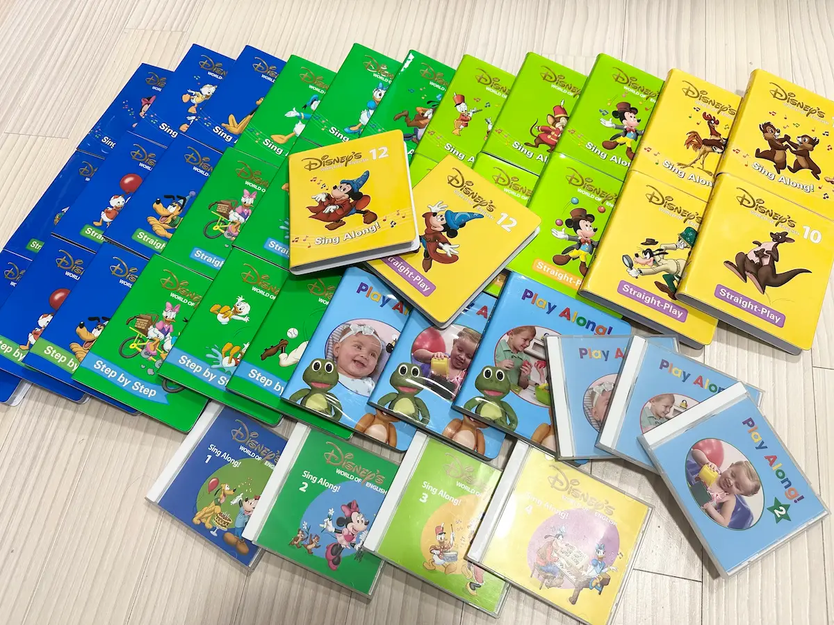 たくさん並べられたDVDとCD