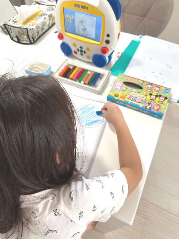 お絵かきをしている女の子の写真