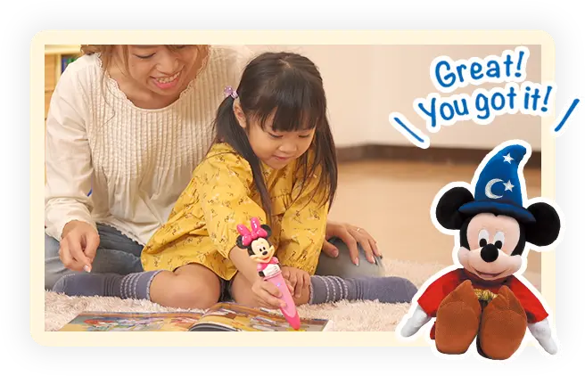 子どもとお母さんが絵本で遊んでいる写真