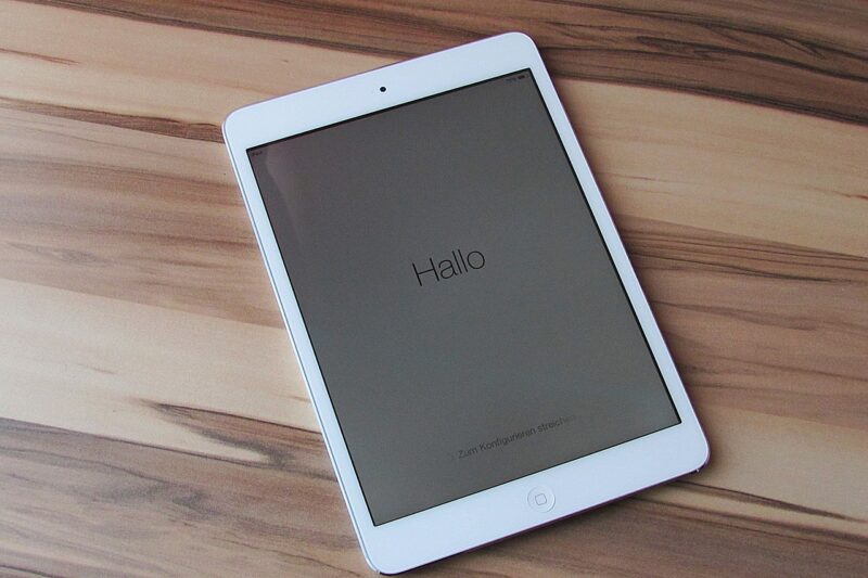 木製のテーブルに置かれたiPad