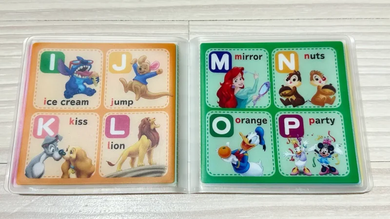 ディズニーキャラクターが描かれた英単語の絵本