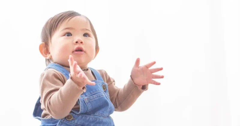 手遊びする赤ちゃん