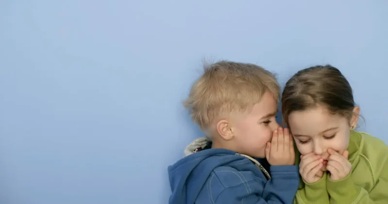 内緒話をする男の子と女の子