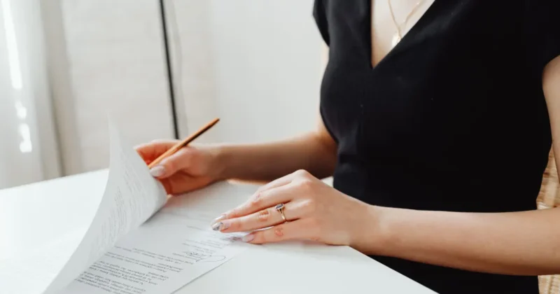 ペンを持ち書類を確認している女性