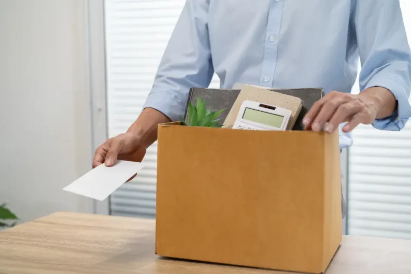 紙袋に入った商品を持ちながら手紙を渡す男性