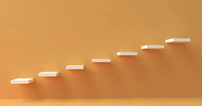 壁に階段状に取り付けられた7枚のの棚板