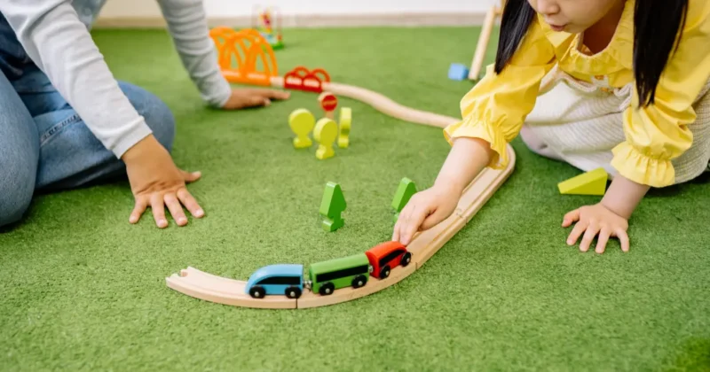 おもちゃの車で遊ぶ親子