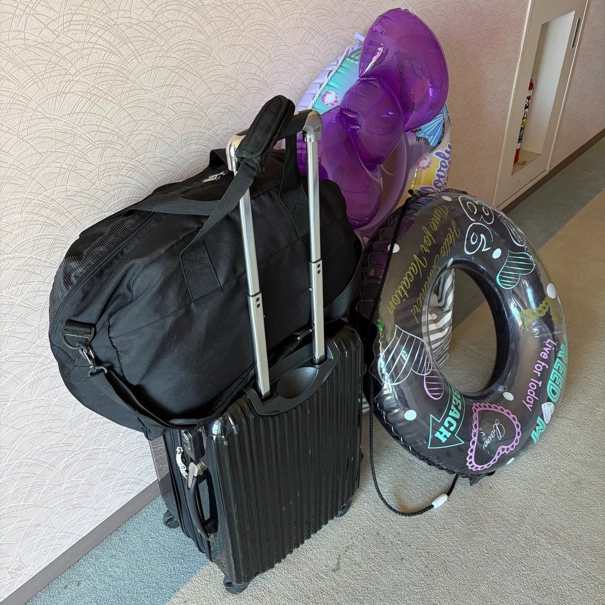 キャンプに持って行く荷物。スーツケースとボストンバッグ、浮き輪2つ
