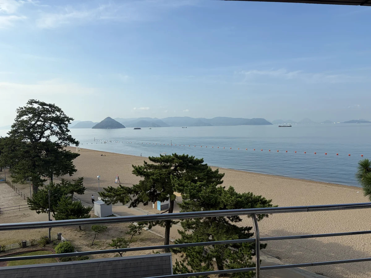 ホテルから見た瀬戸内海とビーチ。サマーキャンプ会場の眺め