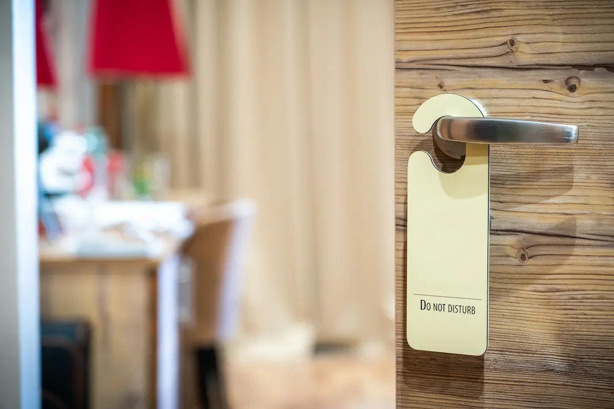 ホテルの客室のドアノブに掛けられた「Do Not Disturb」の札
