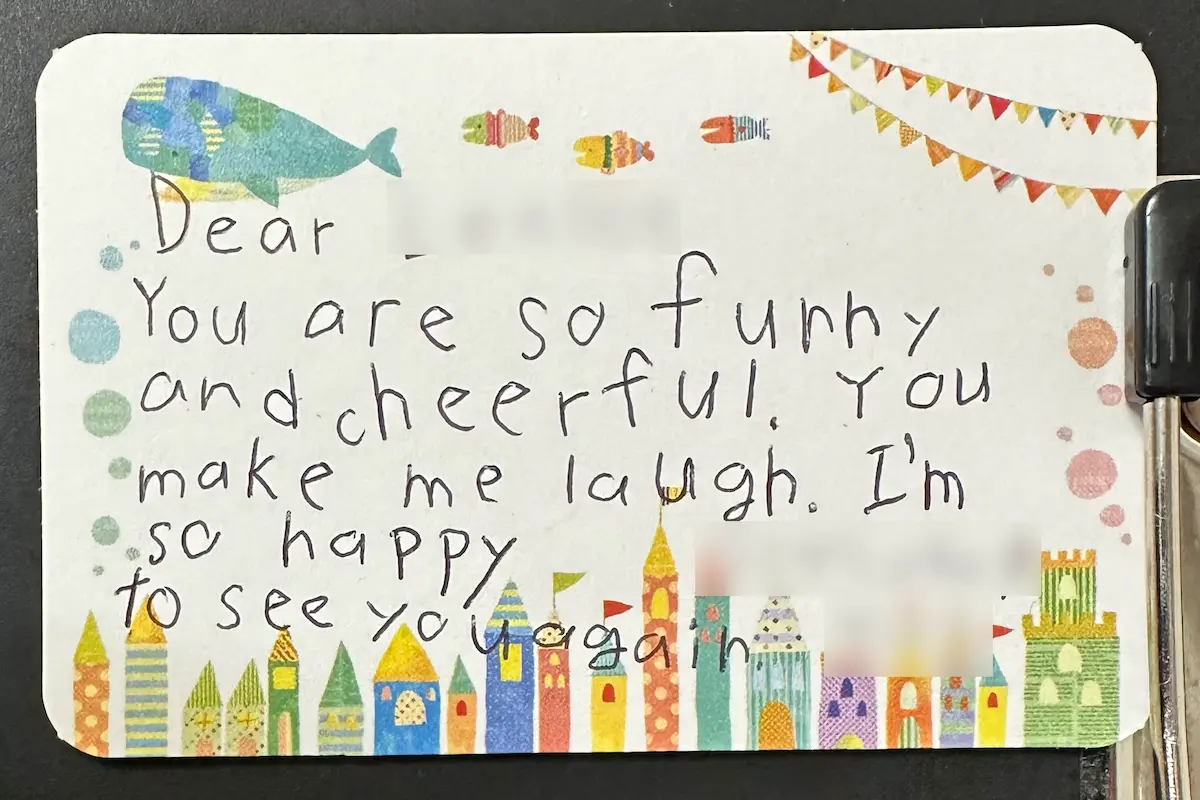 子どもが英語で書いた先生へのお手紙。マスキングテープで飾り付けてある