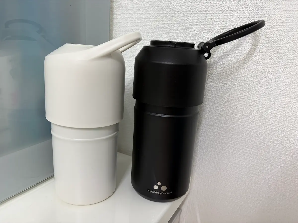 保冷できるペットボトルホルダー2つ。白と黒